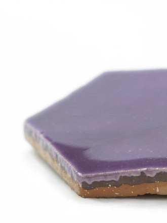 Violette handgearbeitete Tomette, sechseckiges Format 10 × 11,5 cm