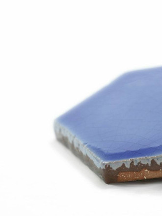 Faïence murale hexagonale émail bleu ciel craquelé artisanal CE1406030