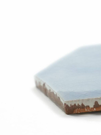 Faïence murale hexagonale émail craquelé bleu pâle artisanal CE1406028