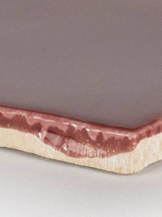 Carrelage carré rouge, type artisanal en terre cuite émaillée