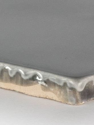 Carreau artisanal gris terre cuite émaillée, format carré