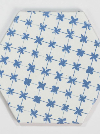 Carrelage tomette hexagone à décor bleu délavé et fond blanc HE0811010