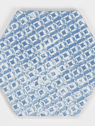 Carrelage tomette hexagone à décor bleu délavé et fond blanc HE0811010