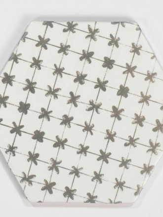 Tomette hexagonale décors bruns noirs délavés sur fond blanc HE0811013