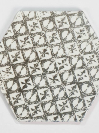 Tomette hexagonale décors bruns noirs délavés sur fond blanc HE0811013