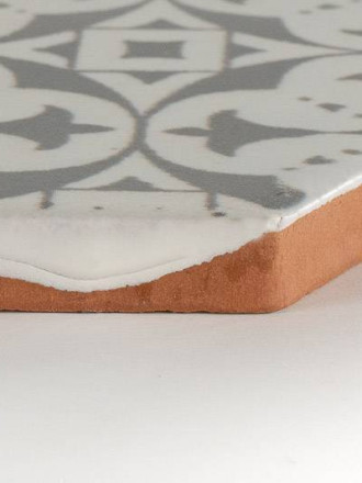 Tomette hexagonale décors bruns noirs délavés sur fond blanc HE0811013