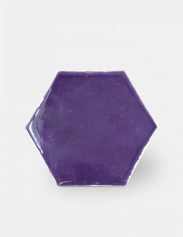 Violette handgearbeitete Tomette, sechseckiges Format 10 × 11,5 cm
