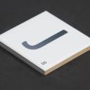 Scrabble-Fliese Buchstabe J 10 × 10 cm - LE0804010