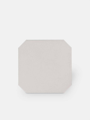 Achteckige weiße, schwarze und graue Bodenfliesen mit farbigen Cabochons