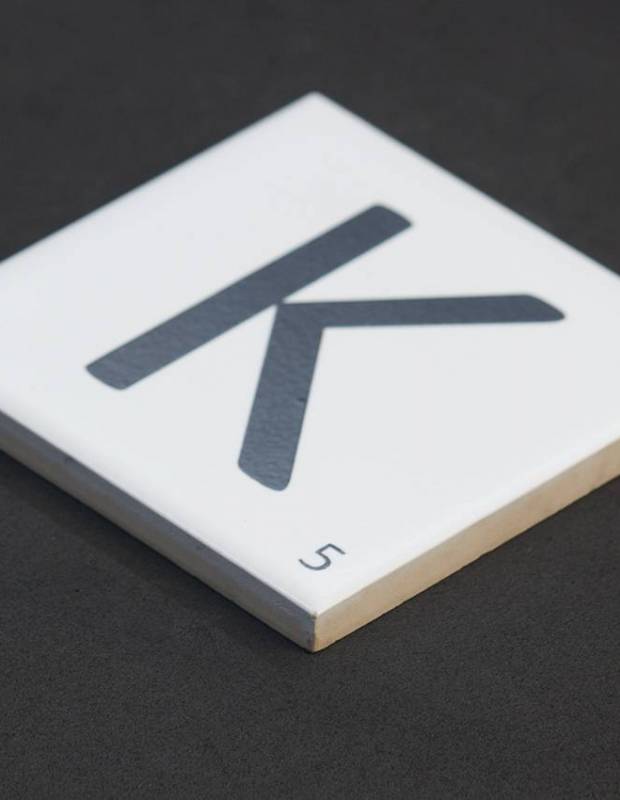 Scrabble-Fliese Buchstabe K 10 × 10 cm - LE0804011