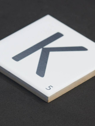 Scrabble-Fliese Buchstabe K 10 × 10 cm - LE0804011