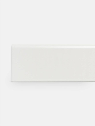 Weiße matte Sockelleiste