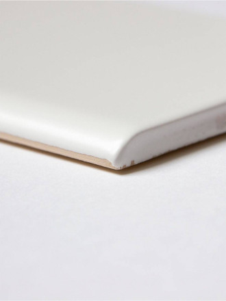 Weiße matte Sockelleiste