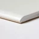 Weiße matte Sockelleiste