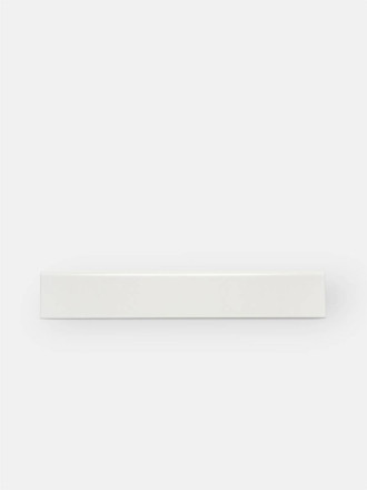 Weiße matte Sockelleiste